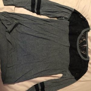 grey long sleeve shirt